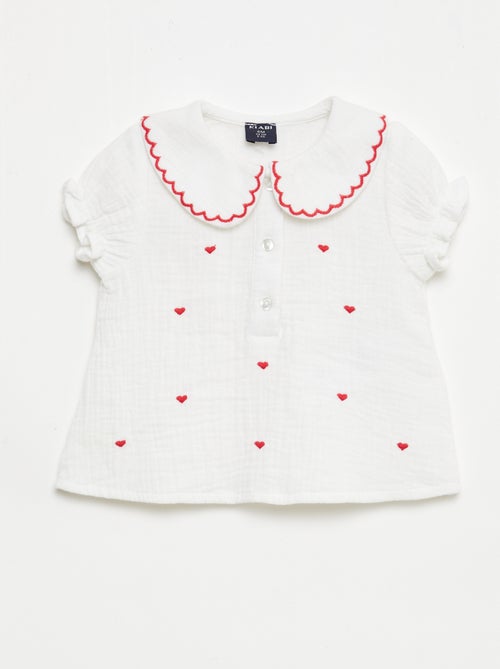 Blusa cuello Claudine y bordados 'corazones' - Kiabi