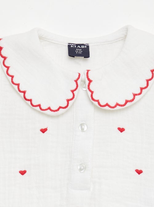 Blusa cuello Claudine y bordados 'corazones' - Kiabi