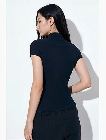 Blusa de algodón con cuello alto medio entallada busem