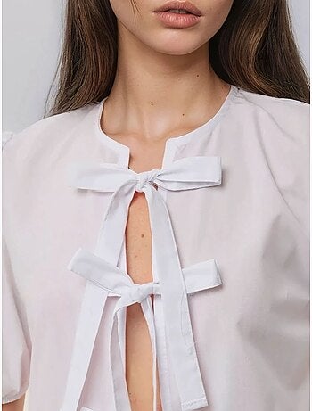 Blusa de algodón con cuello redondo y detalle de lazo hiccup