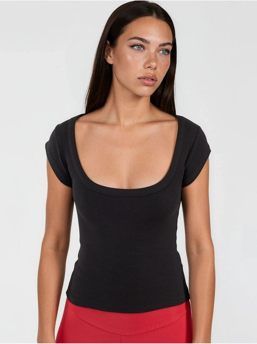 Blusa de corte ajustado acanalada con cuello en u busem - Kiabi Blusa de corte ajustado acanalada con cuello en u busem - Kiabi