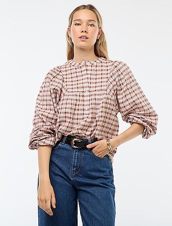 Blusa de cuadros con abertura abotonada en el cuello