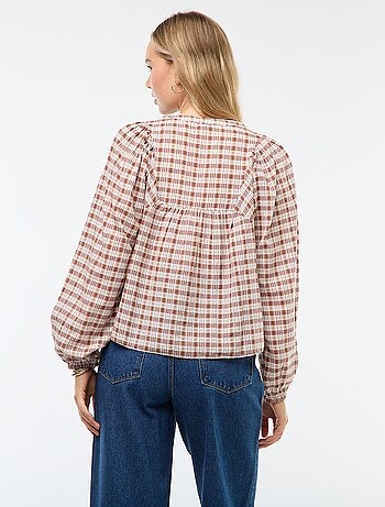 Blusa de cuadros con abertura abotonada en el cuello