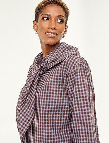 Blusa de cuadros con pañuelo