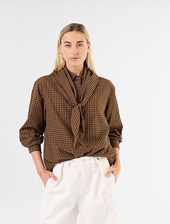 Blusa de cuadros con pañuelo