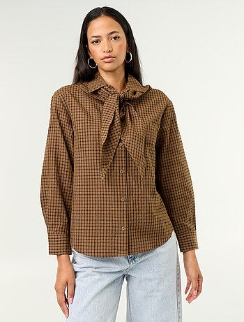 Blusa de cuadros con pañuelo