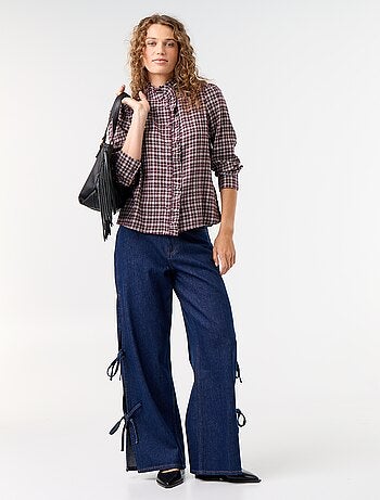 Blusa de cuello alto con volantes