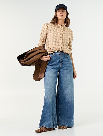 Blusa de cuello alto con volantes