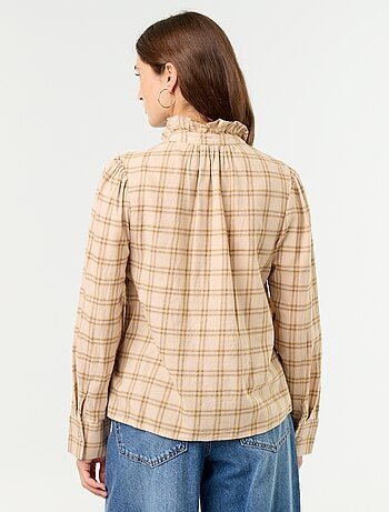 Blusa de cuello alto con volantes