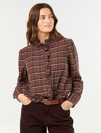 Blusa de cuello alto con volantes