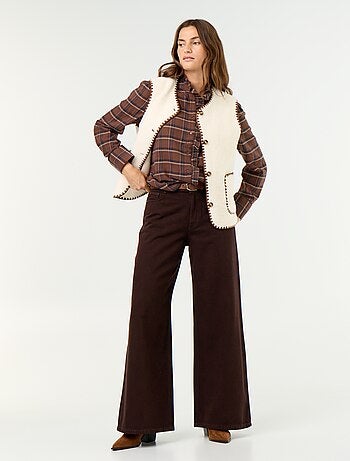 Blusa de cuello alto con volantes