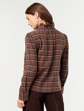 Blusa de cuello alto con volantes