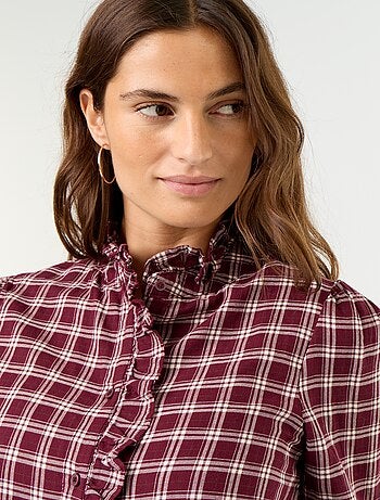 Blusa de cuello alto con volantes