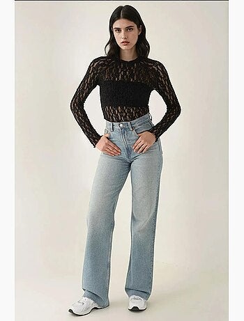 Blusa de cuello redondo de corte entallado con encaje de guipur hiccup