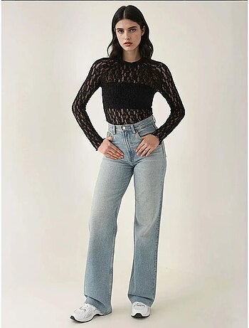 Blusa de cuello redondo de corte entallado con encaje de guipur