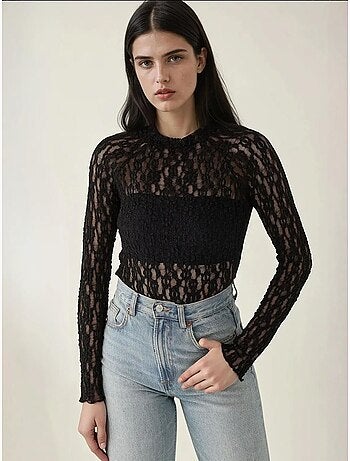 Blusa de cuello redondo de corte entallado con encaje de guipur