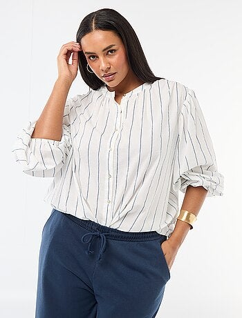 Blusa de cuello redondo y manga larga