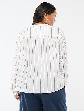 Blusa de cuello redondo y manga larga