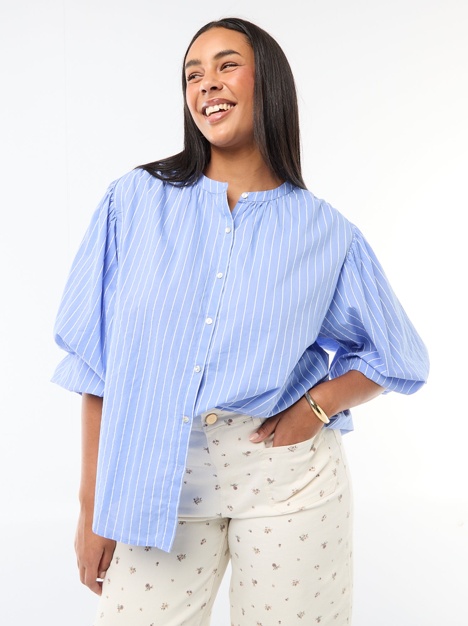 Blusa de cuello redondo y manga larga