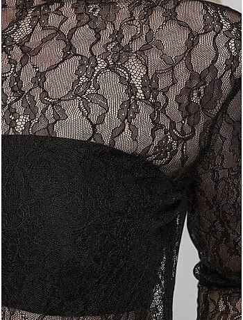 Blusa de encaje con cuello redondo