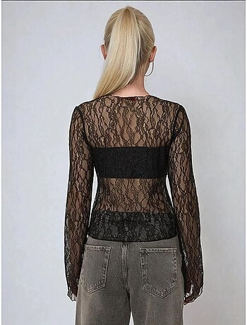 Blusa de encaje con cuello redondo
