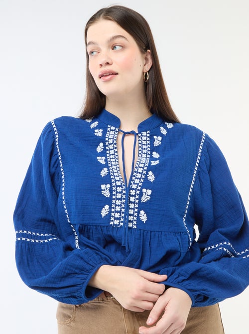 Blusa de gasa de algodón con bordados fantasía y cordones en el cuello - Kiabi Blusa de gasa de algodón con bordados fantasía y cordones en el cuello - Kiabi