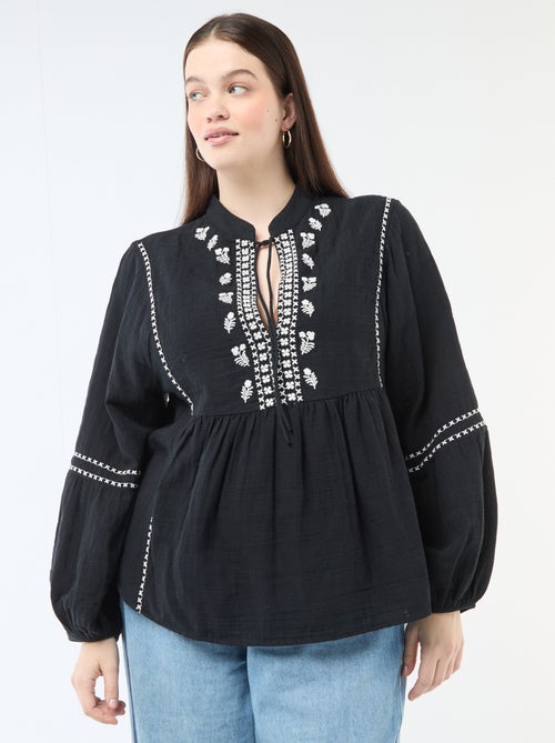 Blusa de gasa de algodón con bordados fantasía y cordones en el cuello - Kiabi Blusa de gasa de algodón con bordados fantasía y cordones en el cuello - Kiabi