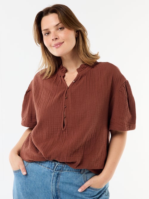 Blusa de gasa de algodón con cuello fruncido - Kiabi Blusa de gasa de algodón con cuello fruncido - Kiabi