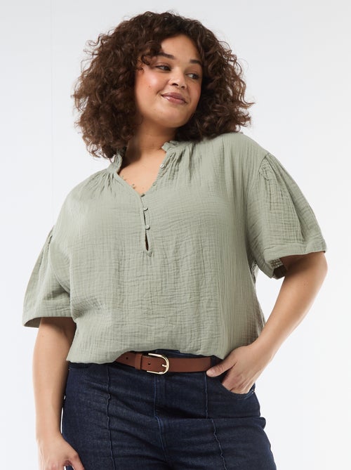 Blusa de gasa de algodón con cuello fruncido - Kiabi Blusa de gasa de algodón con cuello fruncido - Kiabi