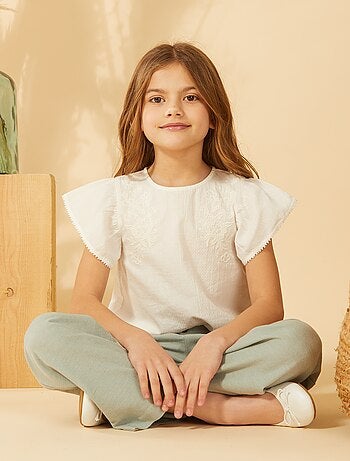 Blusa de manga corta con bordados