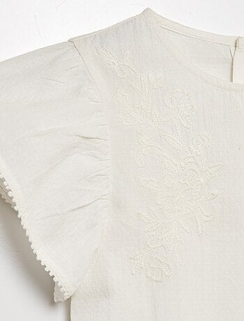 Blusa de manga corta con bordados