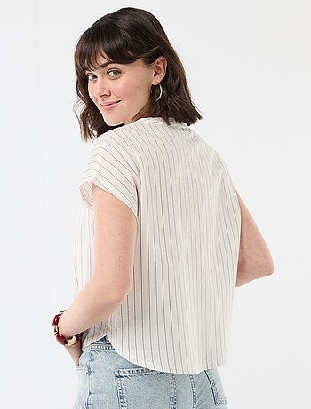 Blusa de manga corta con cuello en pico