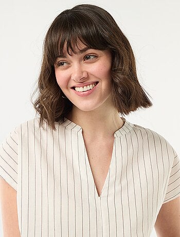 Blusa de manga corta con cuello en pico