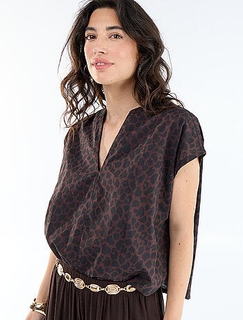 Blusa de manga corta con cuello en pico