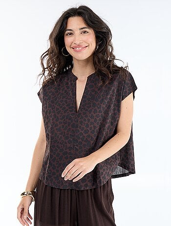 Blusa de manga corta con cuello en pico