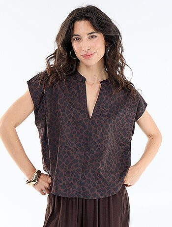 Blusa de manga corta con cuello en pico