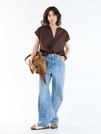 Blusa de manga corta con cuello en pico