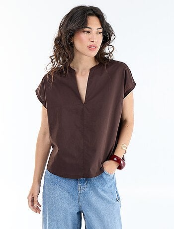 Blusa de manga corta con cuello en pico