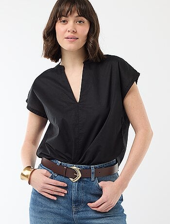 Blusa de manga corta con cuello en pico