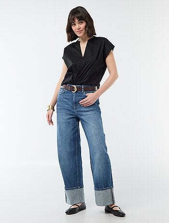 Blusa de manga corta con cuello en pico