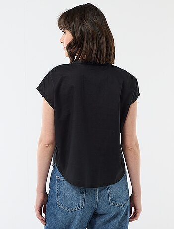 Blusa de manga corta con cuello en pico