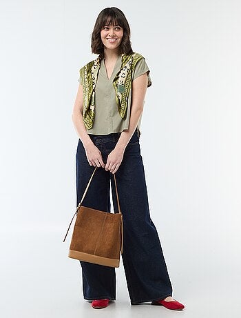 Blusa de manga corta con cuello en pico