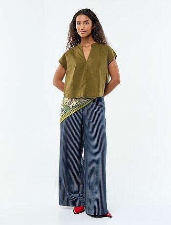 Blusa de manga corta con cuello en pico