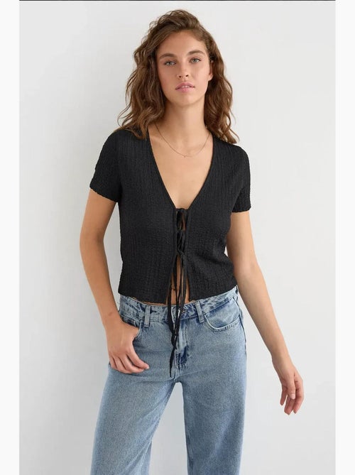 Blusa de manga corta con detalle de lazo hiccup - Kiabi Blusa de manga corta con detalle de lazo hiccup - Kiabi