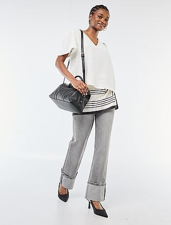 Blusa de manga corta y cuello en pico