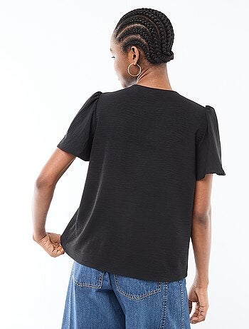 Blusa de manga corta y cuello en pico