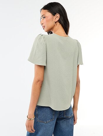 Blusa de manga corta y cuello en pico