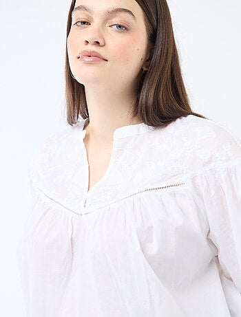 Blusa de manga larga con bordados