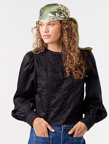Blusa de manga larga con bordados