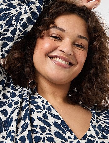 Blusa de manga larga con cuello de pico suelto